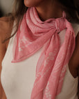 Bandana femme rose imprimé grand foulard (vue 2)