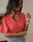 T-shirt femme terracotta à col V et manches courtes. (vue 6)