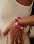 Bracelet femme composé de perles roses montées sur lien élastique (vue 2)