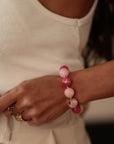 Bracelet femme composé de perles roses montées sur lien élastique (vue 4)