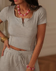 Top femme gris côtelé avec boutons au décolleté et coupe ajustée (vue 2)