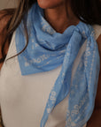Bandana femme bleu imprimé grand foulard (vue 2)
