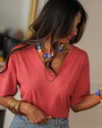 T-shirt femme terracotta à col V et manches courtes. (vue 3)