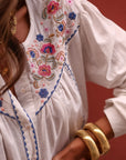 Chemise femme bohème blanche brodée fleurs rose et bleu (vue 3)