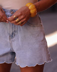 Short femme en jean bleu clair taille haute avec bord brodé Sohan (vue 7)