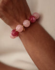 Bracelet femme composé de perles roses montées sur lien élastique (vue 3)