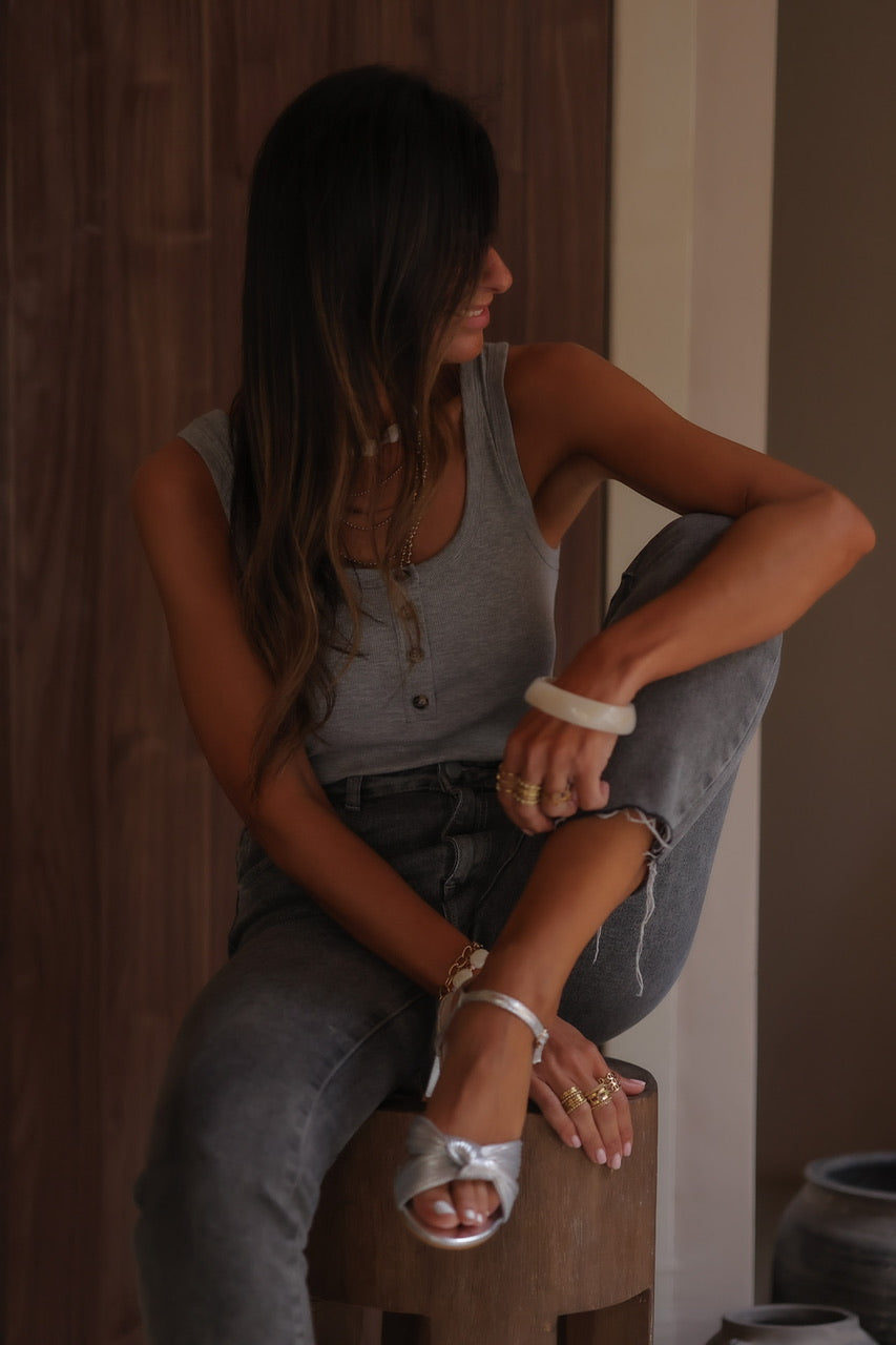 Top Indra gris