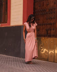 Robe Roma rose asymétrique à fente manches courtes