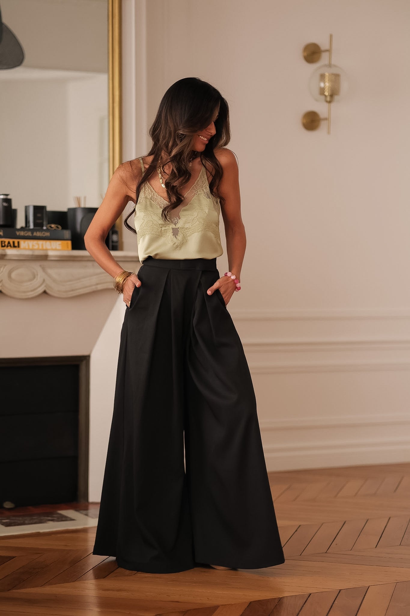 Pantalon femme noir coupe large taille ajustée avec poches (vue 9)