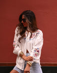 Chemise femme bohème blanche brodée fleurs rose et bleu (vue 2)