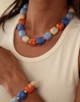 Collier Ysel perles bleu, beige et orange avec détails dorés