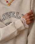 Sweat gris femme col rond inscription Lovely girl (vue 2)
