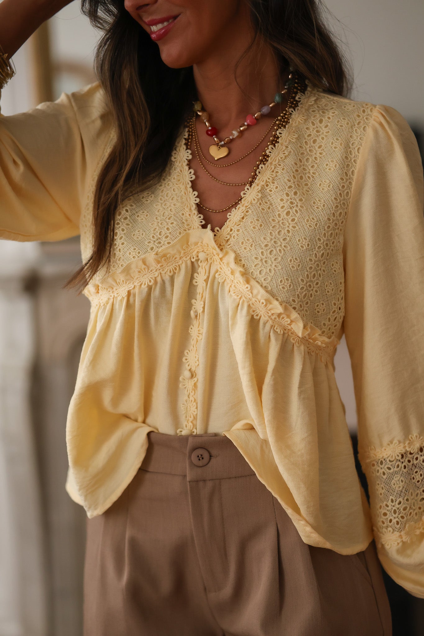 Blouse femme jaune Laya à manches longues en dentelle col V (vue 7)