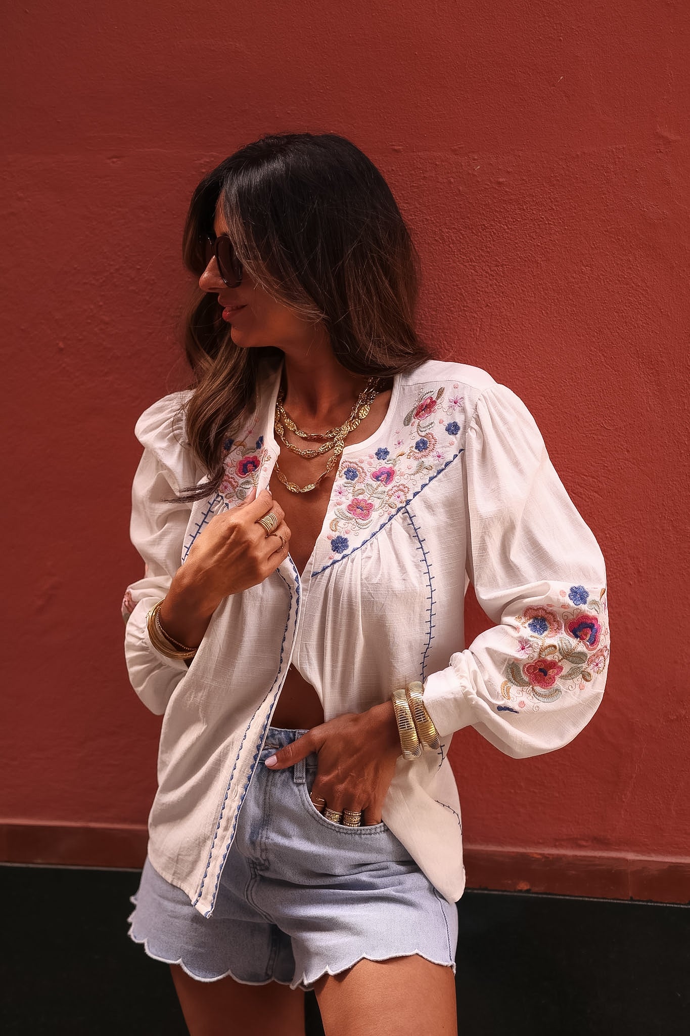 Chemise femme bohème blanche brodée fleurs rose et bleu (vue 7)
