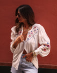Chemise femme bohème blanche brodée fleurs rose et bleu (vue 7)