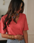 T-shirt femme terracotta à col V et manches courtes. (vue 4)