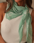 Bandana femme vert imprimé grand foulard (vue 3)