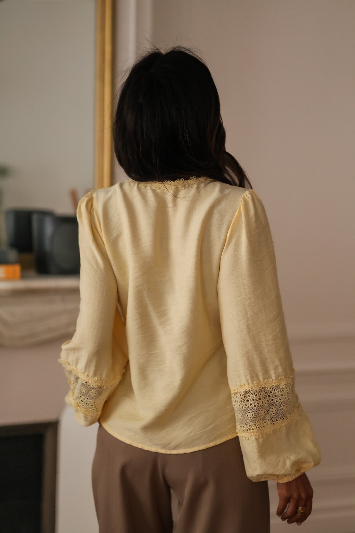 Blouse femme jaune Laya à manches longues en dentelle col V (vue 9)
