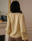 Blouse femme jaune Laya à manches longues en dentelle col V (vue 9)