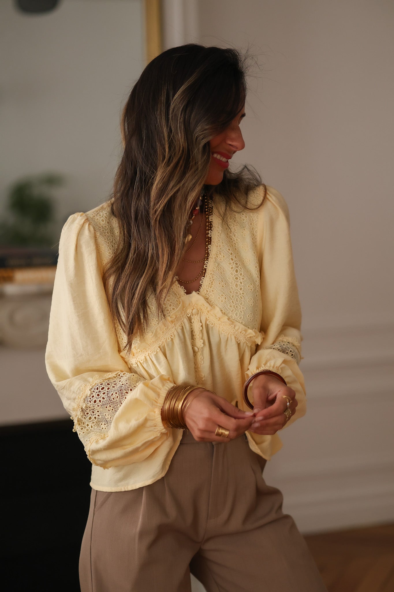 Blouse femme jaune Laya à manches longues en dentelle col V (vue 8)