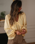 Blouse femme jaune Laya à manches longues en dentelle col V (vue 8)