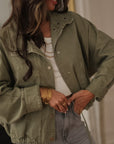 Veste femme kaki en jean coton zip casual – coupe courte (vue 8)