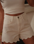 Short Sohan en jean écru en coton taille haute avec bord brodé