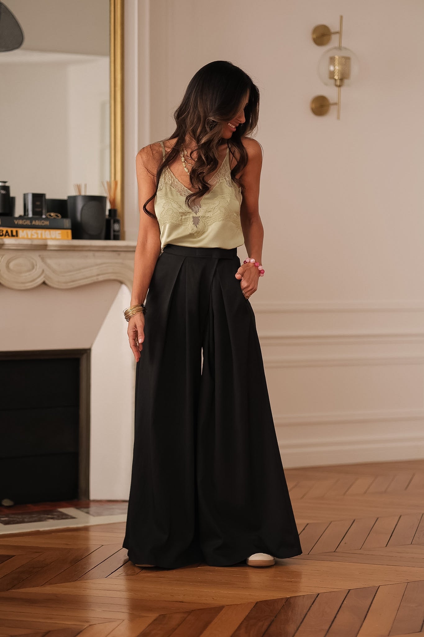 Pantalon femme noir coupe large taille ajustée avec poches (vue 10)