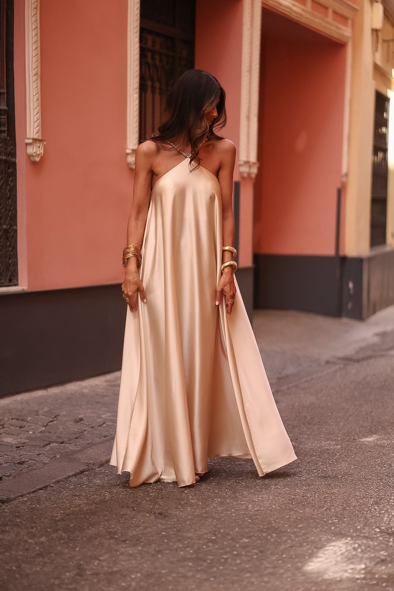 Robe longue Rozane beige satinée, bretelles à perles (vue 5)