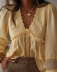 Blouse femme jaune Laya à manches longues en dentelle col V (vue 2)