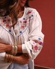 Chemise Bohème blanche brodée fleurs rose et bleu