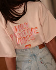 T-shirt femme rose clair motif Only positive vibes imprimé au dos (vue 2)