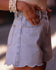 Short Sohan en jean bleu clair taille haute avec bord brodé