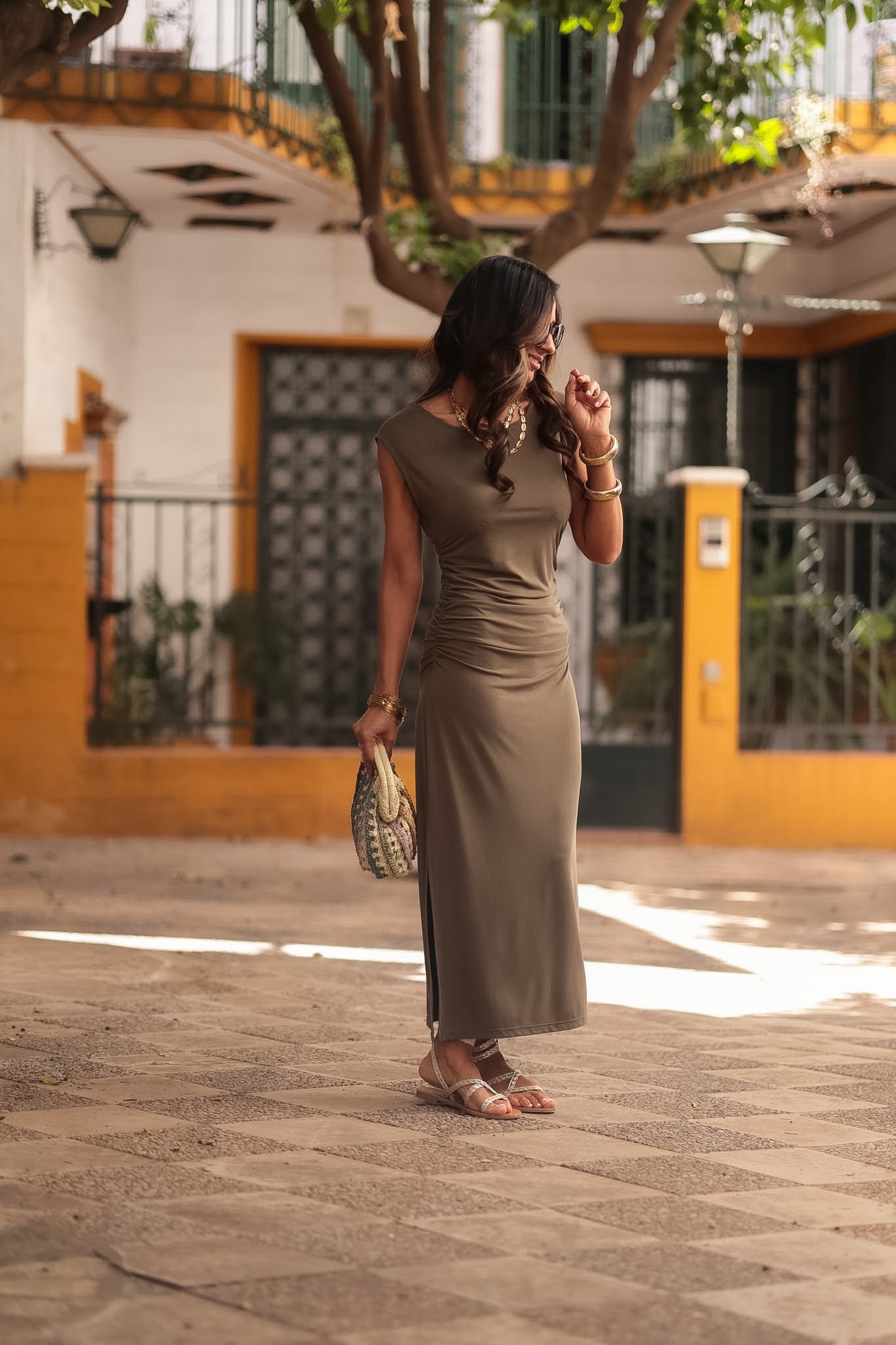 Robe femme kaki longue col rond avec fronces et fentes latérales Maia