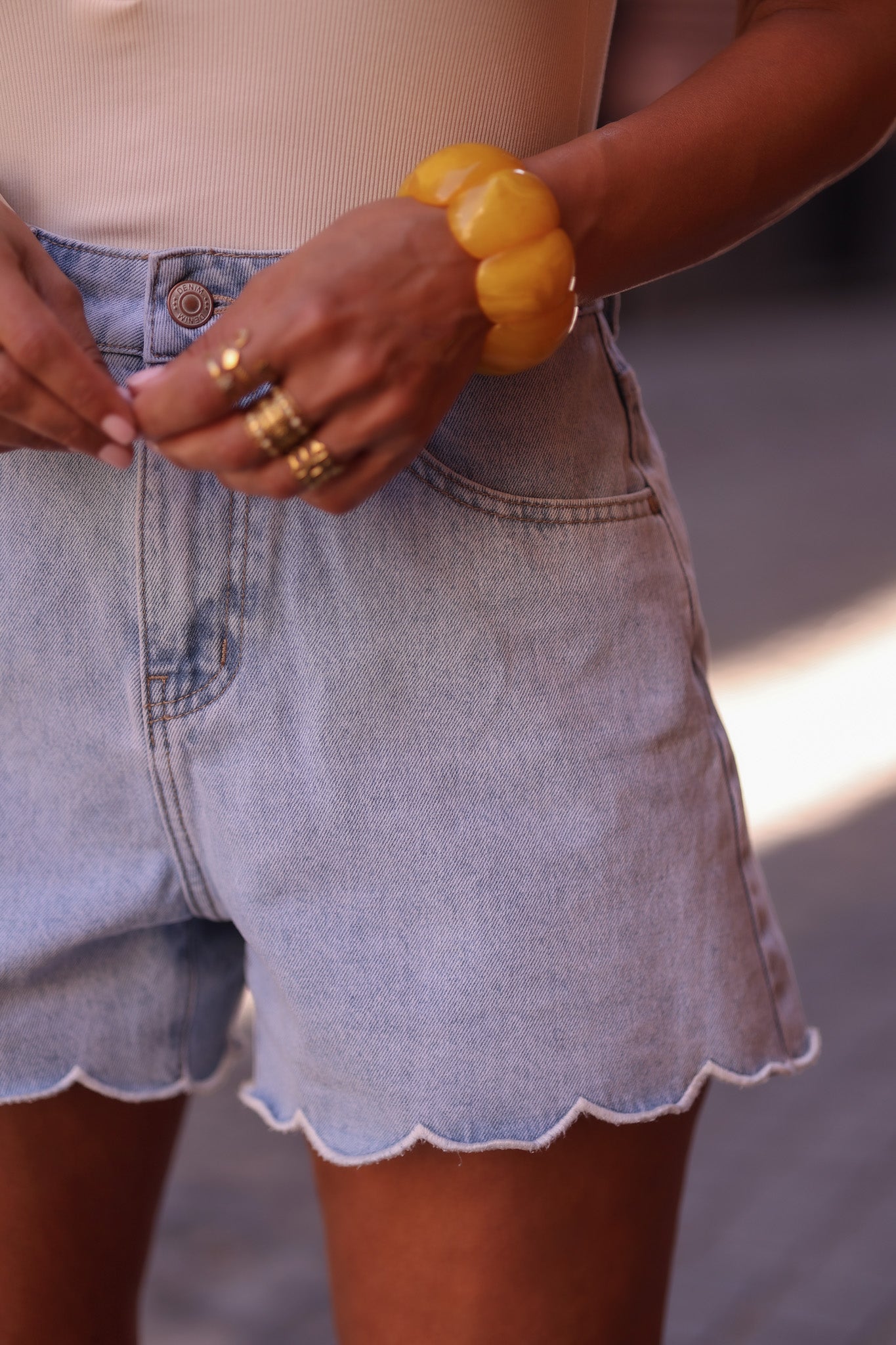 Short femme en jean bleu clair taille haute avec bord brodé Sohan (vue 7)