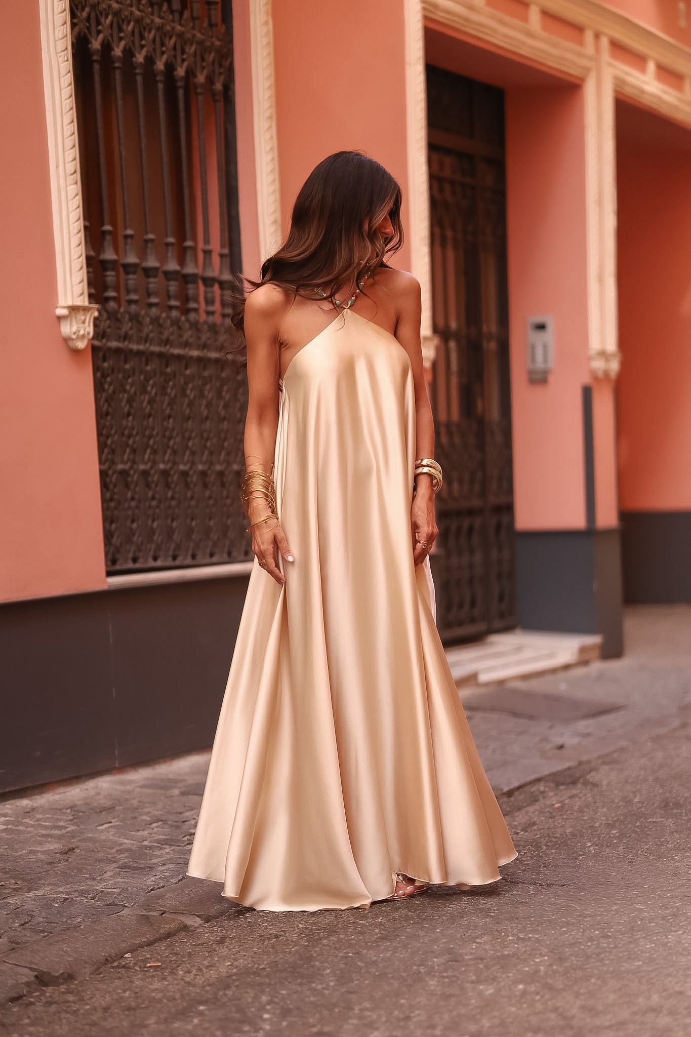 Robe longue Rozane beige satinée, bretelles à perles (vue 6)