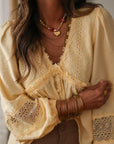 Blouse femme jaune Laya à manches longues en dentelle col V (vue 4)