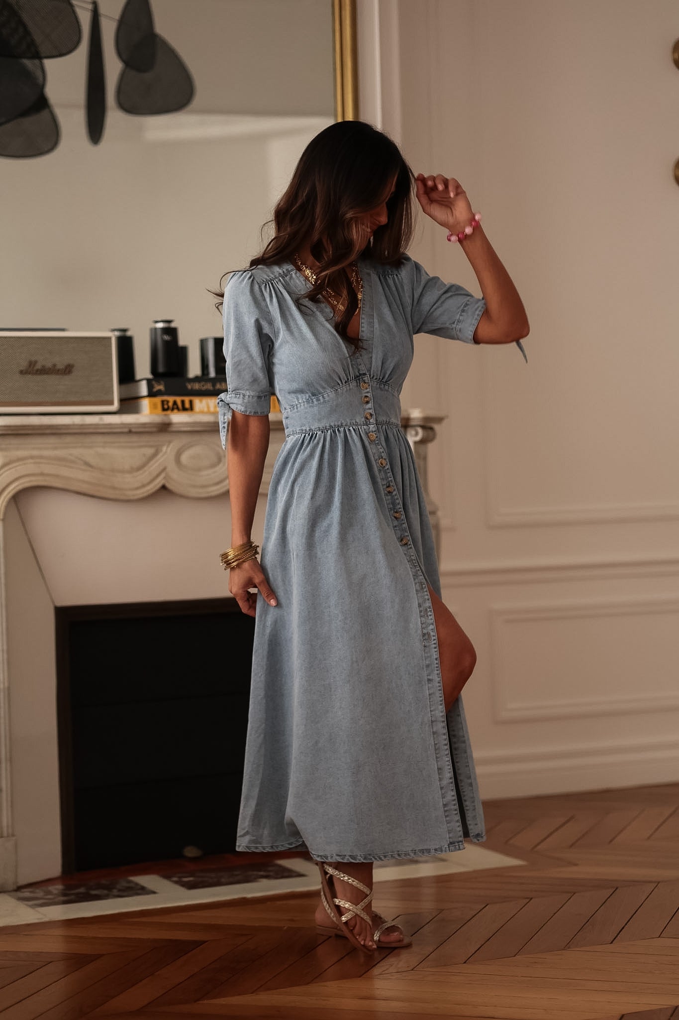 Robe longue femme en jean bleu clair col V boutonnée (vue 9)