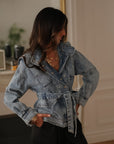 Veste Cyra en jean bleue ceinturée coupe ajustée tendance