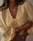 Blouse Laya jaune manches longues en dentelle col V
