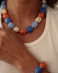 Collier femme perles bleu, beige et orange avec détails dorés (vue 3)