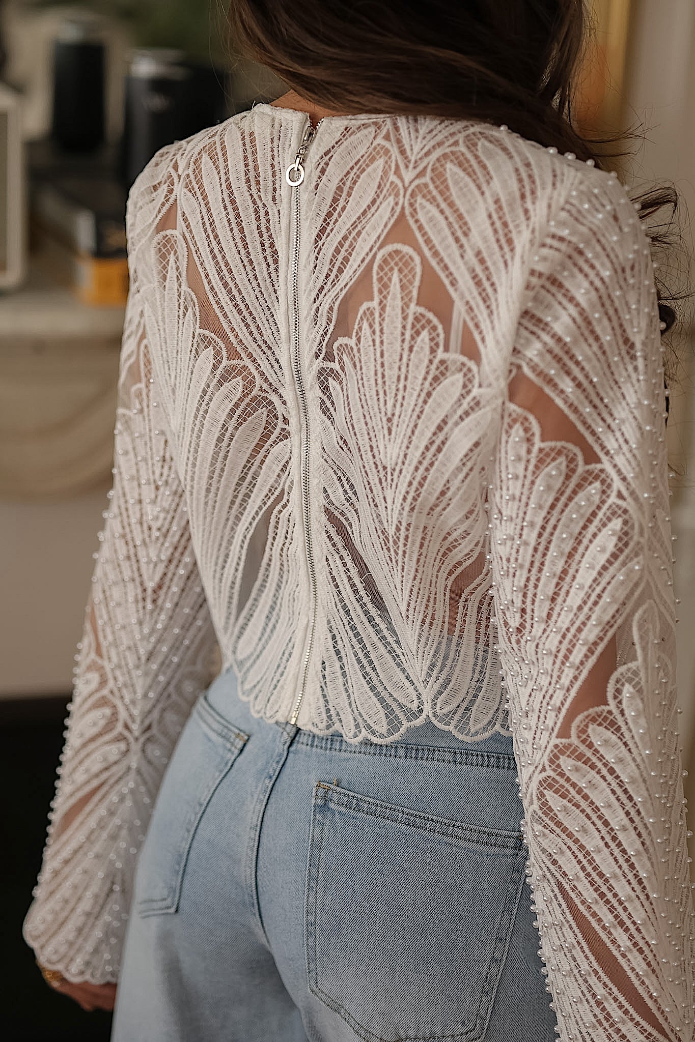 Top Suzie blanc en dentelle et perles manches longues (vue 9)