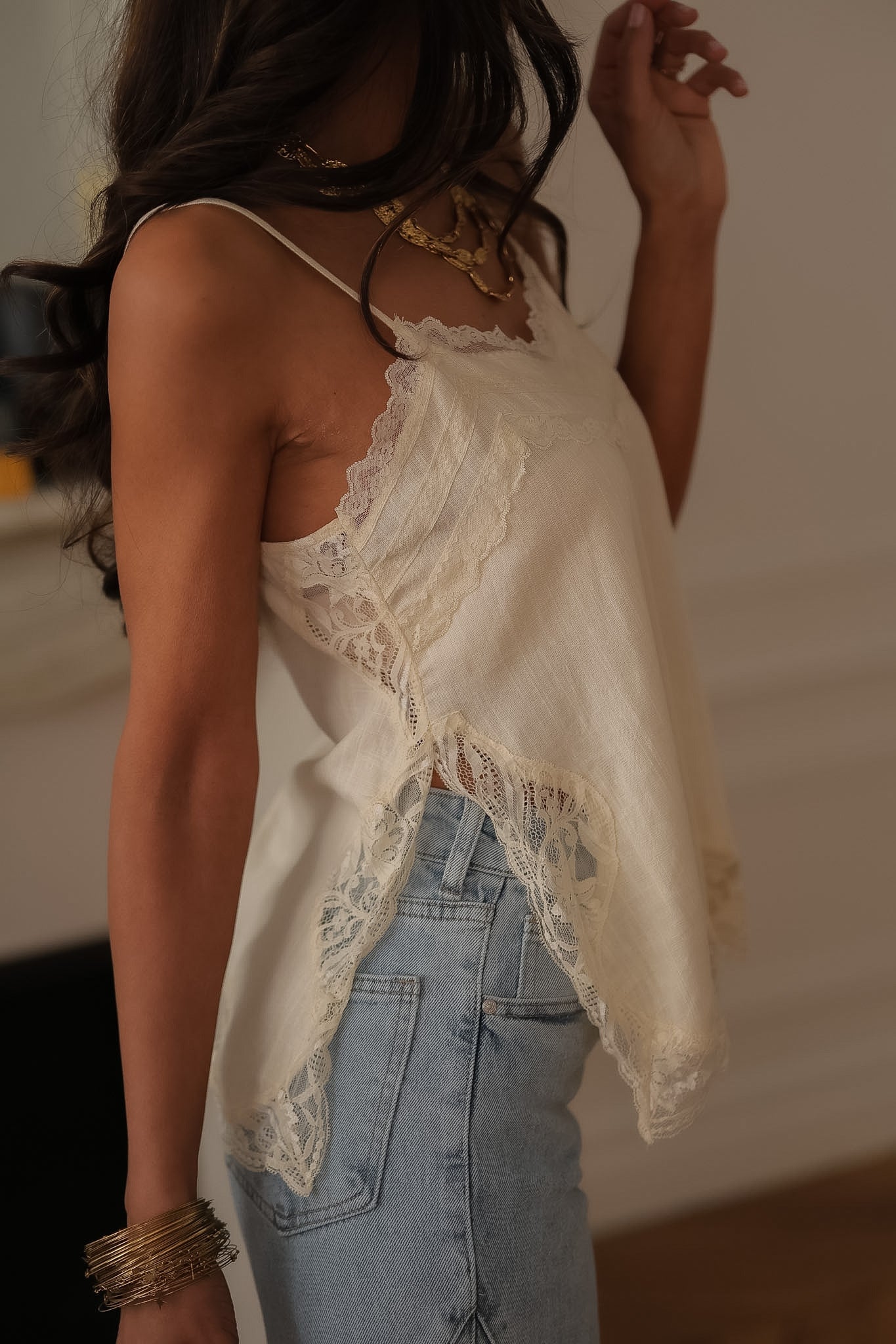 Top Capri écru à dentelle et bretelles réglables. Léger et féminin (vue 7)