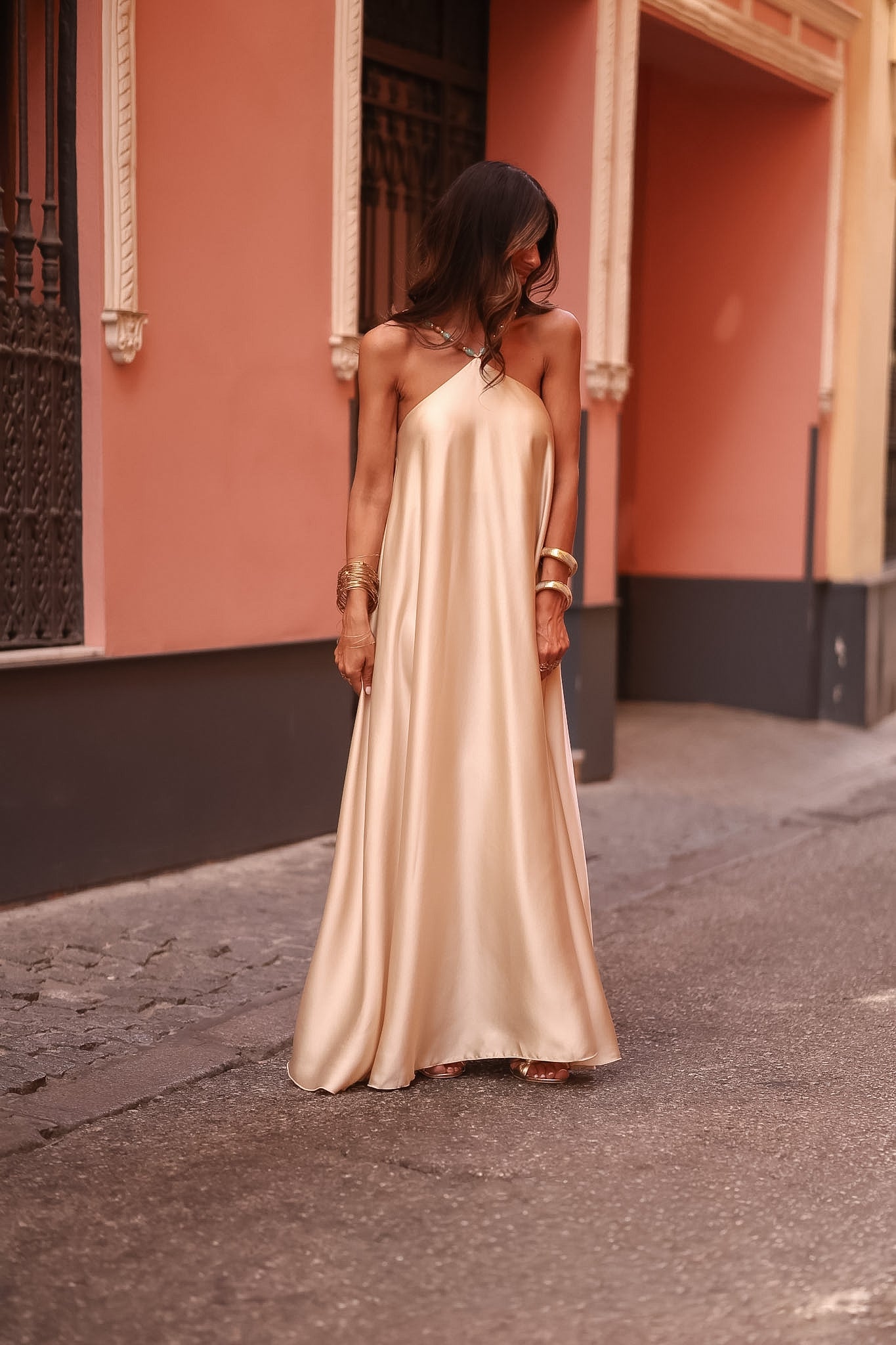 Robe femme beige longue satinée fluide à bretelles perles dorées Rozane
