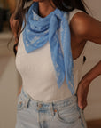 Bandana femme bleu imprimé grand foulard (vue 3)