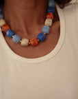Collier femme perles bleu, beige et orange avec détails dorés (vue 5)