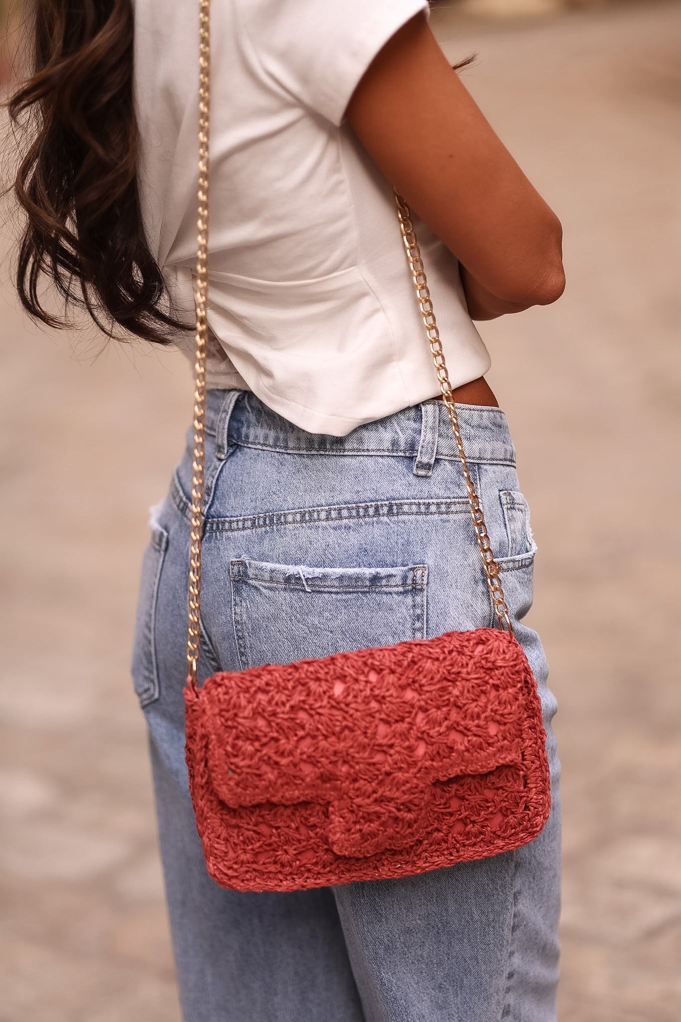 Sac pochette Gabin terracotta tressé et chaîne dorée (vue 2)