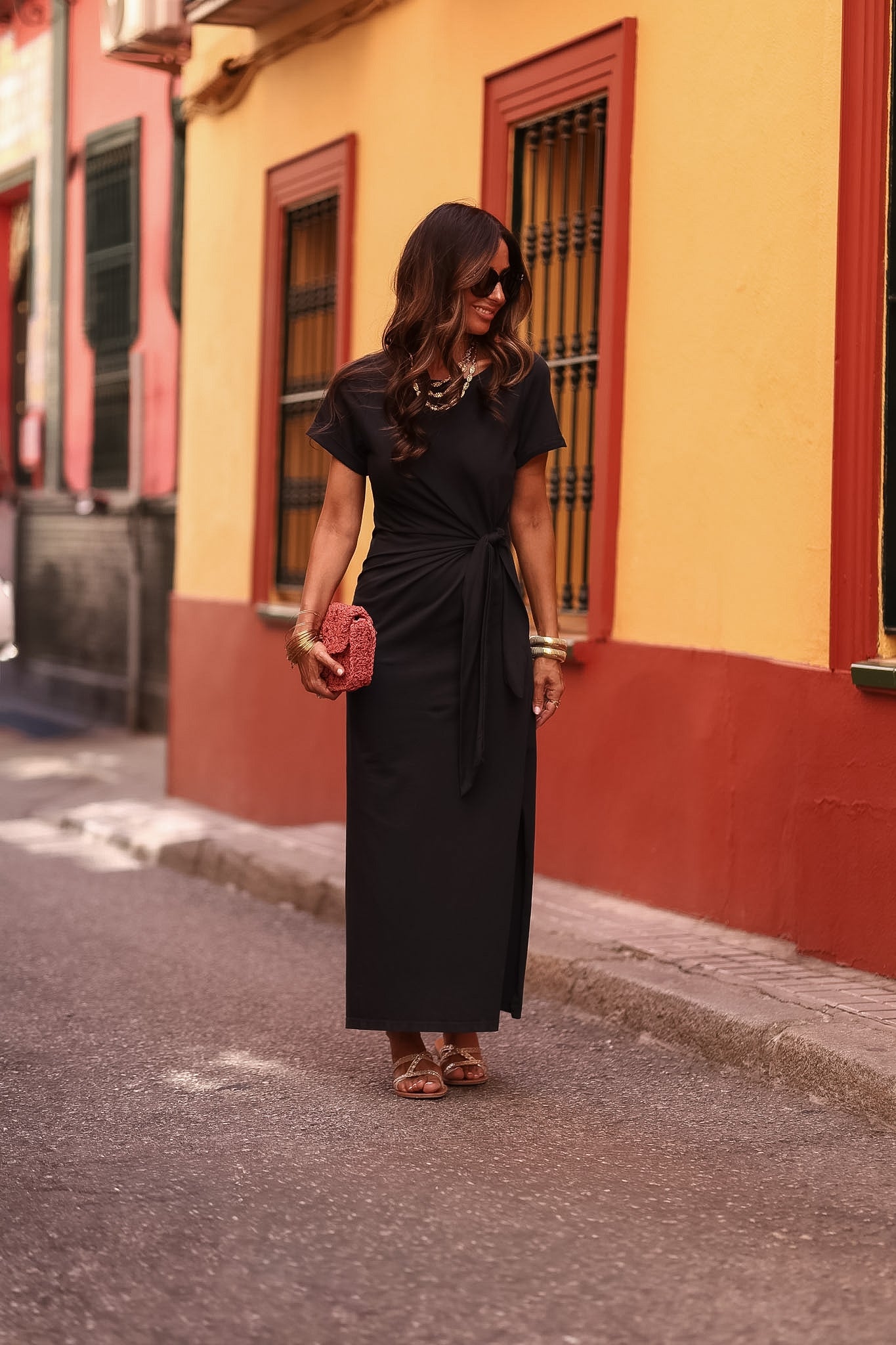 Robe femme noire longue col rond avec nœud à nouer et fente latérale Cléo