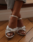 Sandales femme argentées à talon 6 cm, confortables avec semelle cuir
